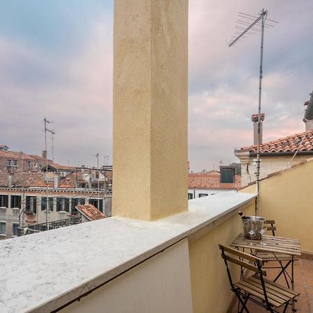 Bright Apartment On Venetian Roofs R&R Exterior photo